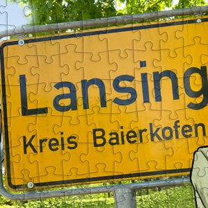 „Dahoam is Dahoam in Lansing“ – Das exklusive Wimmelbild zur beliebten BR-Serie