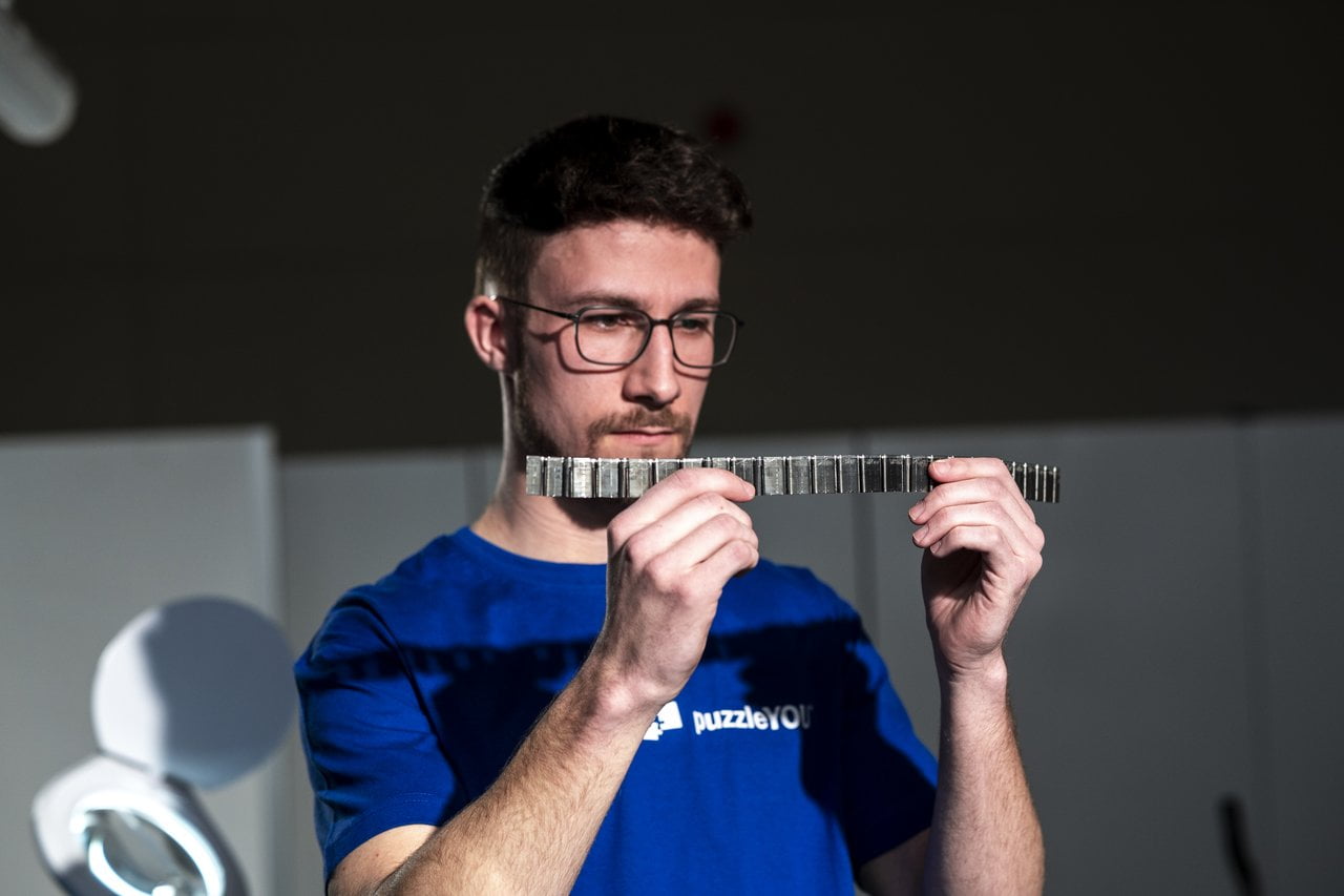Unser Mitarbeiter prüft die Puzzle-Stanzform: Jedes Teil muss einzigartig sein.