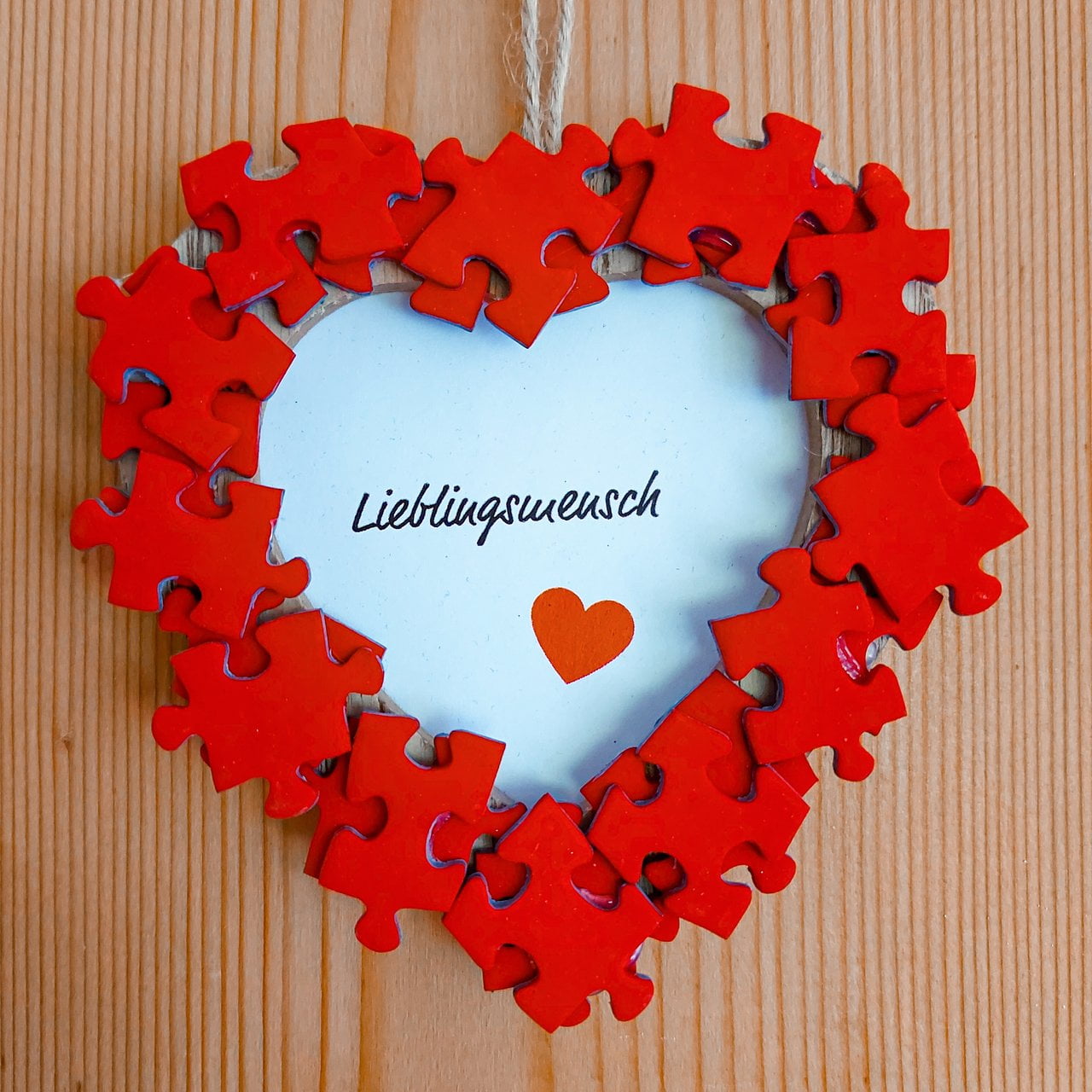 Ein Eye-Catcher - Der Herzbilderrahmen mit puzzleYOU-Puzzleteilchen umrandet