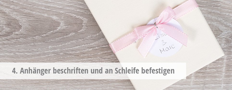 4. Anhänger beschriften und an Schleife befestigen