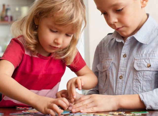 Kinder beim Puzzeln unterstützen