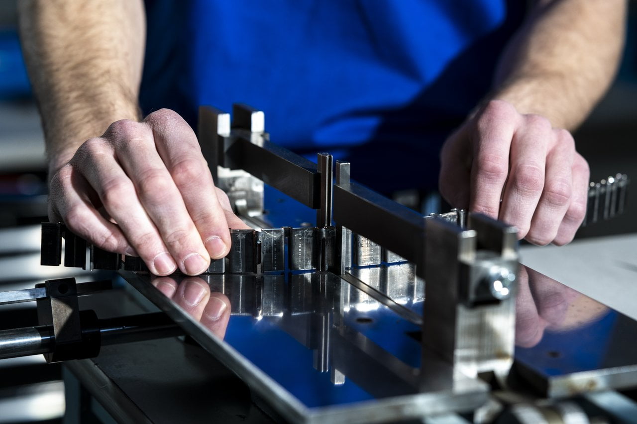Die puzzleYOU-Stanzformen werden in Handarbeit angefertigt.